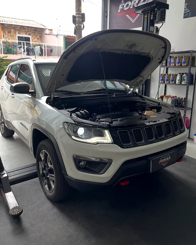 Jeep Compass com o capô aberto na Forza