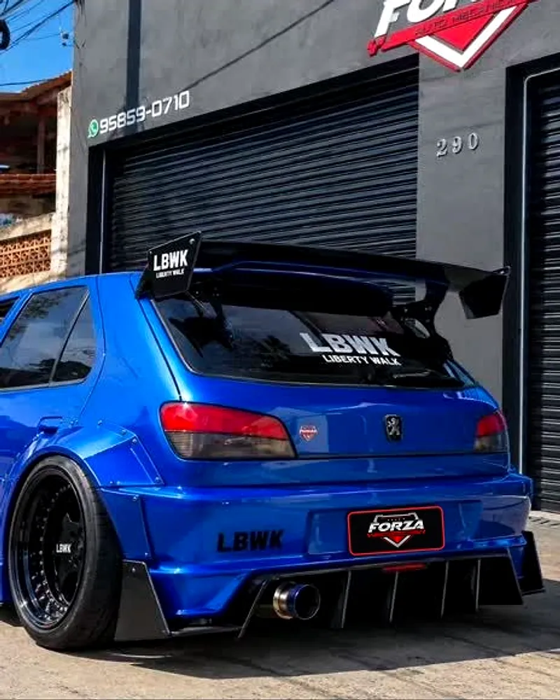 Peugeot 306 Liberty Walk na frente da Forza