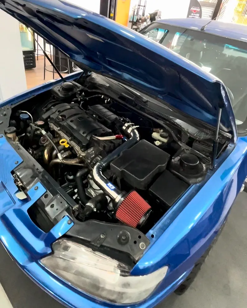 Motor preparado em um carro azul